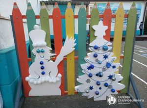 Снеговик и елка из пенопласта в детский сад