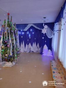 Новогодний декор в детском саду из пенопласта